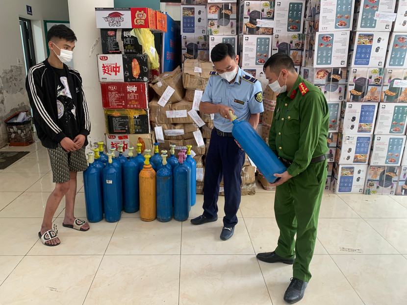 Số bình "khí cười" này đối tượng rao bán qua mạng xã hội và "ship" đến tận nhà