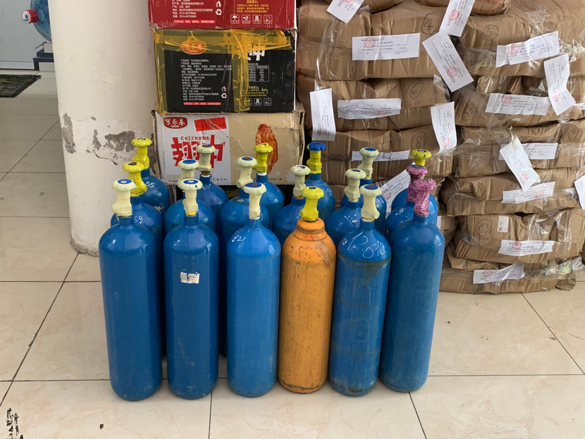 Đối tượng nhét các bình "khí cười" vào trong chiếc vali màu đen