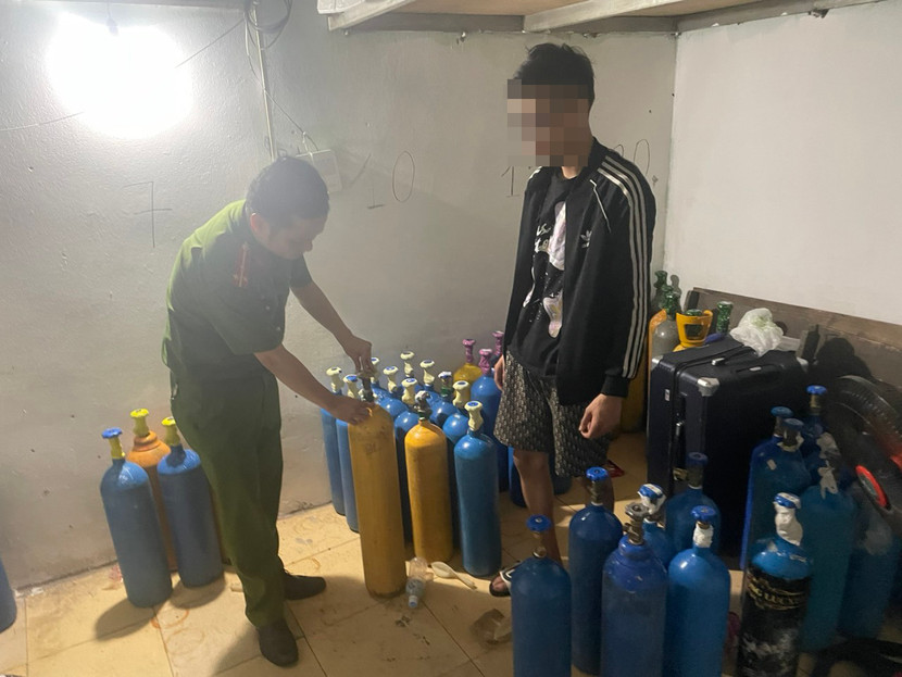 Đối tượng tập kết các bình "khí cười" tại một nhà cũ