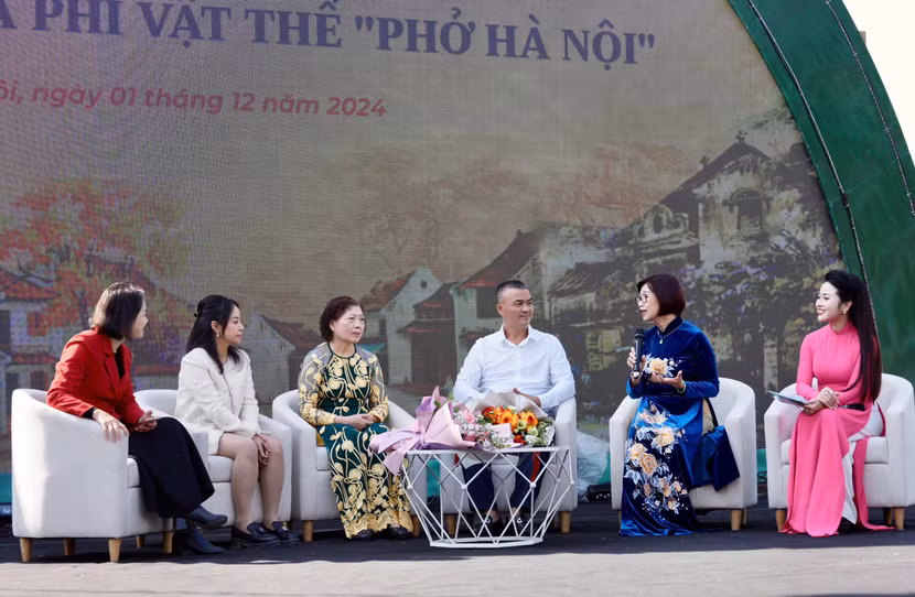Tiến sĩ Lê Thị Minh Lý, Phó Chú tịch Hội Di sản văn hoá Việt Nam phát biểu tại tọa đàm. Tiến sĩ Lê Thị Minh Lý, Phó Chú tịch Hội Di sản văn hoá Việt Nam phát biểu tại tọa đàm.