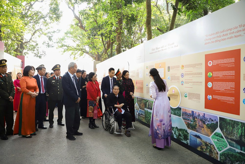 Các đại biểu tham quan triển lãm. Các đại biểu tham quan triển lãm.