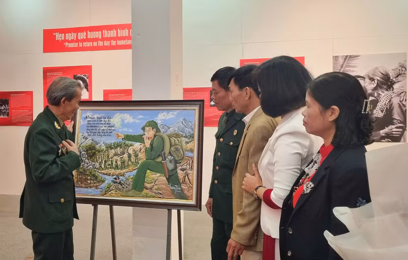 Ông Nguyễn Tiến Lịch chia sẻ về bức tranh vẽ lại ký ức ông thổi bản nhạc bài “Vì nhân dân quên mình” tiếp thêm sức mạnh cho đồng đội.