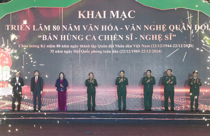 Các đại biểu thực hiện nghi thức khai mạc triển lãm Các đại biểu thực hiện nghi thức khai mạc triển lãm