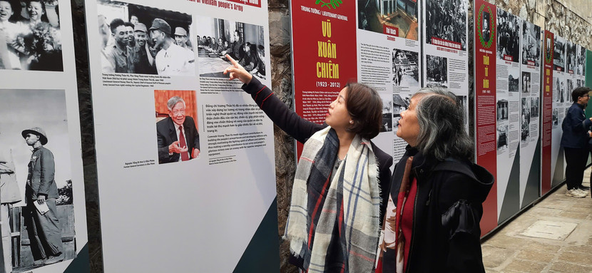 Người xem tham quan trưng bày