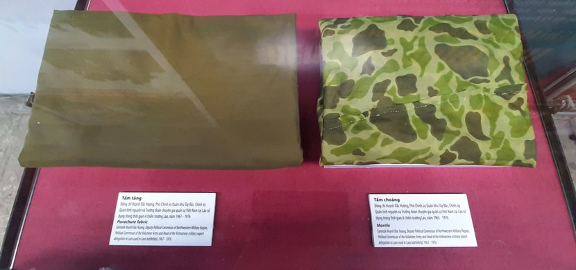 Tấm choàng và tấm tăng của đồng chí Huỳnh Đắc Hương, Phó Chính ủy Quân khu Tây Bắc, Chính ủy quân tình nguyện và Trưởng đoàn chuyên gia quân sự Việt Nam tại Lào sử dụng trong thời gian ở chiến trường Lào, năm 1967-1976.