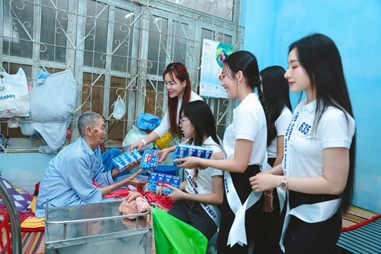 Những phần quà được trao tặng tay cùng những lời thăm hỏi của các thí sinh tạo nên khoảnh khắc ấm áp tại Trung tâm Bảo trợ xã hội tổng hợp tỉnh Bình Thuận.