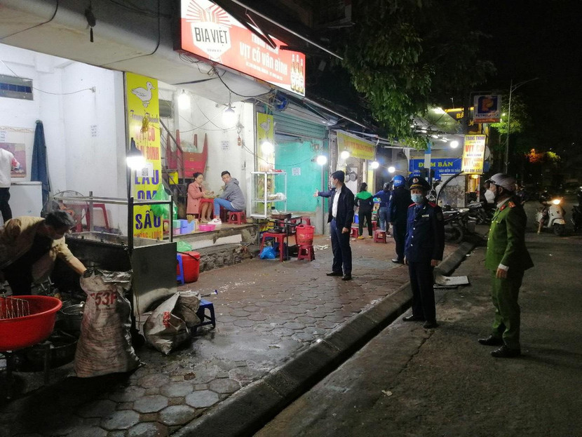 Kiểm tra, nhắc nhở, xử lý hàng quán vẫn mở cửa quá 21h Kiểm tra, nhắc nhở, xử lý hàng quán vẫn mở cửa quá 21h