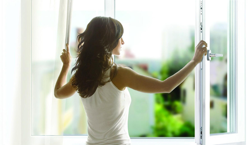 Cách đơn giản để làm sạch không khí trong nhà là mở cửa sổ để lưu thông không khí Cách đơn giản để làm sạch không khí trong nhà là mở cửa sổ để lưu thông không khí