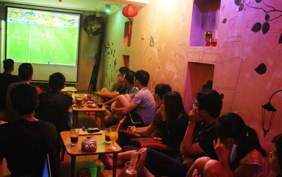 Thậm thụt tới quán cafe xem World Cup ảnh 2