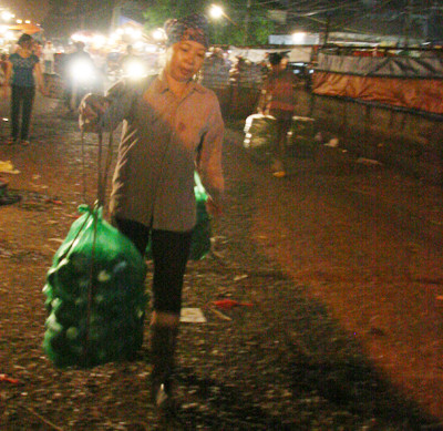 Nơi World Cup nhường chỗ cho miếng cơm, manh áo ảnh 4 Nơi World Cup nhường chỗ cho miếng cơm, manh áo ảnh 4