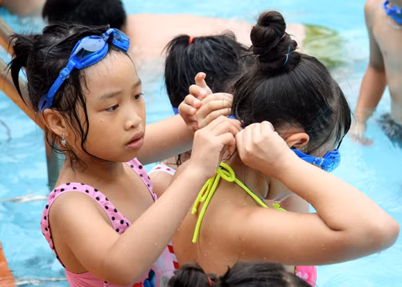 Hà Nội: 600 em học sinh hào hứng với khóa học bơi miễn phí ảnh 7