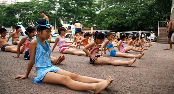 Hà Nội: 600 em học sinh hào hứng với khóa học bơi miễn phí ảnh 2