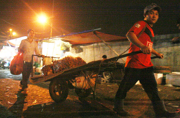 Nơi World Cup nhường chỗ cho miếng cơm, manh áo ảnh 3 Nơi World Cup nhường chỗ cho miếng cơm, manh áo ảnh 3