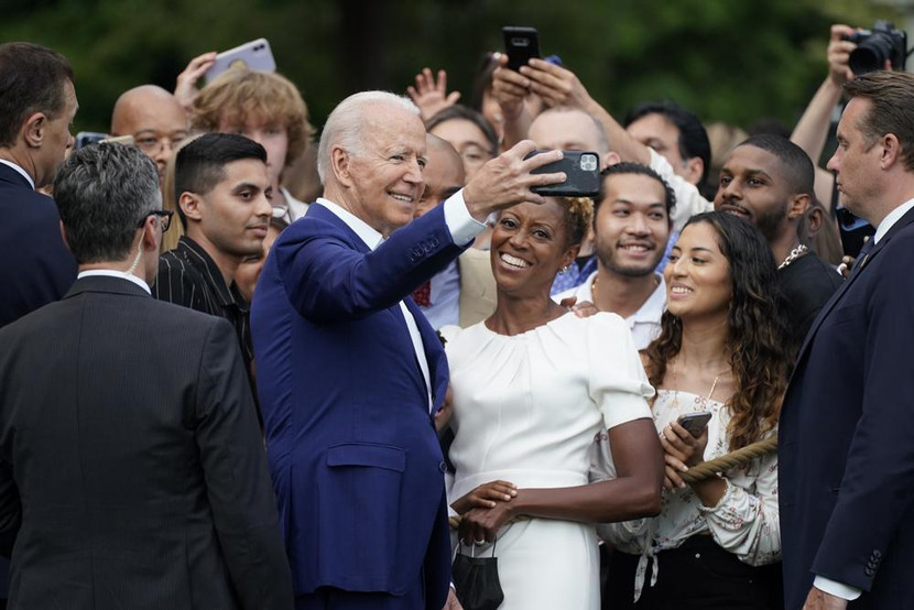 Tổng thống Mỹ Joe Biden chụp ảnh chung với những người tham dự trong lễ kỷ niệm Ngày Quốc khánh tại Nhà Trắng ngày 4-7-2021 Tổng thống Mỹ Joe Biden chụp ảnh chung với những người tham dự trong lễ kỷ niệm Ngày Quốc khánh tại Nhà Trắng ngày 4-7-2021