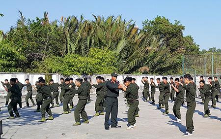 Huấn luyện võ thuật của các chiến sĩ nghĩa vụ CAND Huấn luyện võ thuật của các chiến sĩ nghĩa vụ CAND