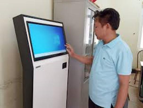 Người dân tra cứu thông tin qua mạng