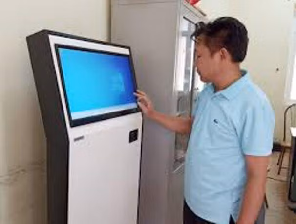 Người dân tra cứu thông tin qua mạng