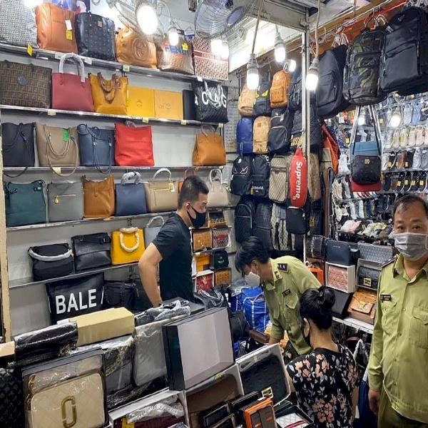 Lực lượng QLTT kiểm tra, xử lý hàng loạt điểm bán hàng giả, hàng nhái tại chợ Bến Thành