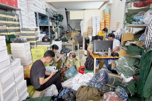 Kho hàng quân phục thuộc diện hàng cấm kinh doanh bị lực lượng chức năng phát hiện, tạm giữ Kho hàng quân phục thuộc diện hàng cấm kinh doanh bị lực lượng chức năng phát hiện, tạm giữ