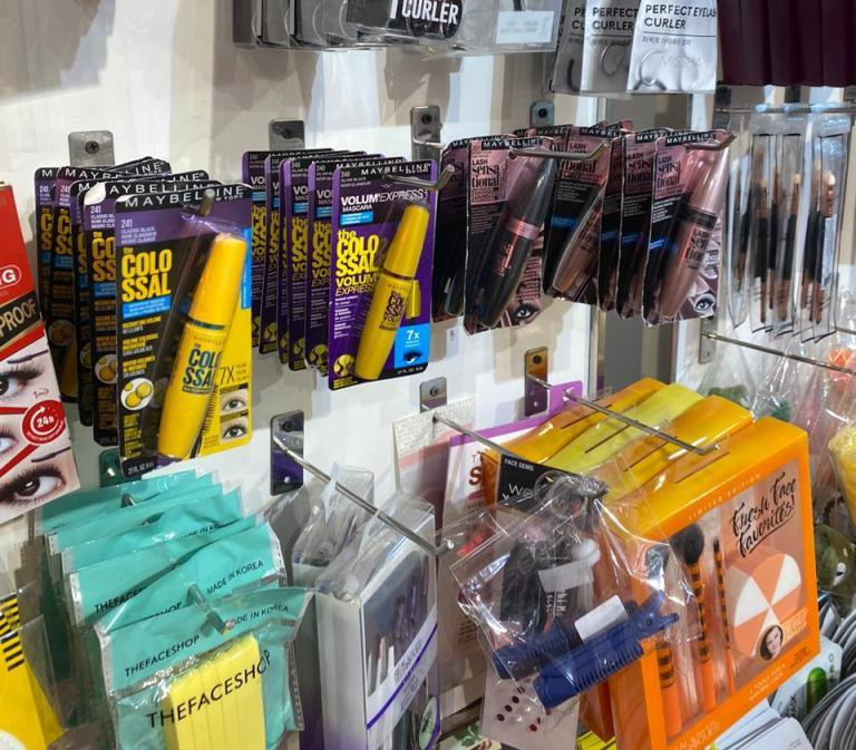 Sản phẩm MAYBELLINE giả được bày bán công khai bằng với giá hàng chính hãng (195.000 đồng) tại một cửa hàng mỹ phẩm Sản phẩm MAYBELLINE giả được bày bán công khai bằng với giá hàng chính hãng (195.000 đồng) tại một cửa hàng mỹ phẩm