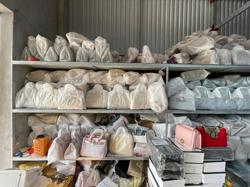 Đa số túi xách giả thương hiệu Hermès, LV... Đa số túi xách giả thương hiệu Hermès, LV...