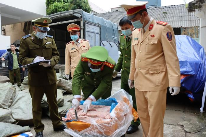 Lực lượng chức năng khám xét xe hàng vi phạm Lực lượng chức năng khám xét xe hàng vi phạm