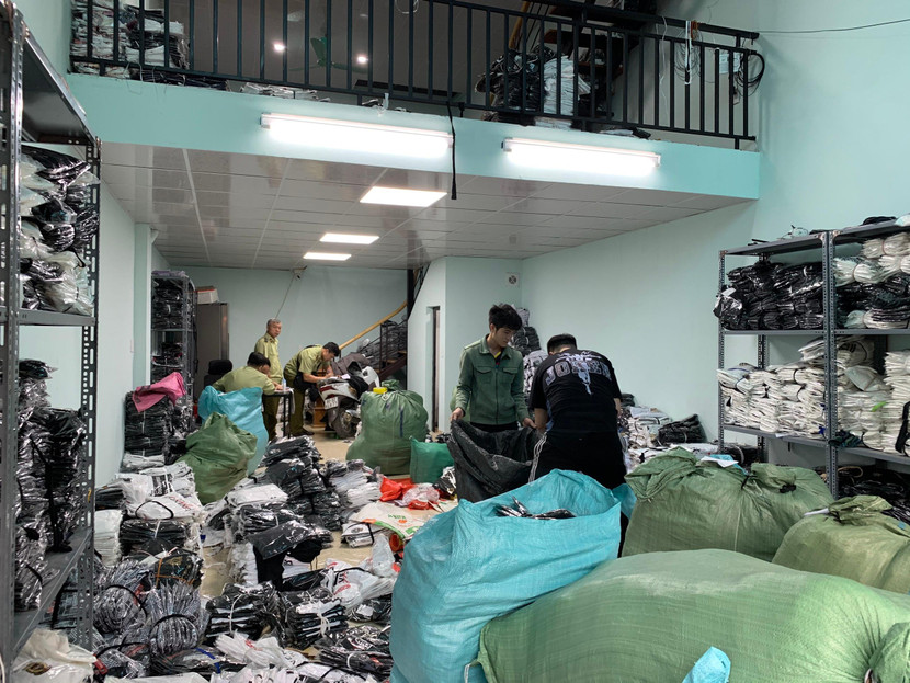 Lực lượng chức năng khám xét kho hàng giả Lực lượng chức năng khám xét kho hàng giả