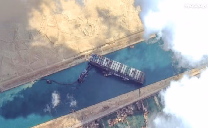 Thời gian "giải cứu" siêu contairner mắc kẹt ở kênh đào Suez kéo dài sẽ khiến chi phí vận tải hàng hóa tăng