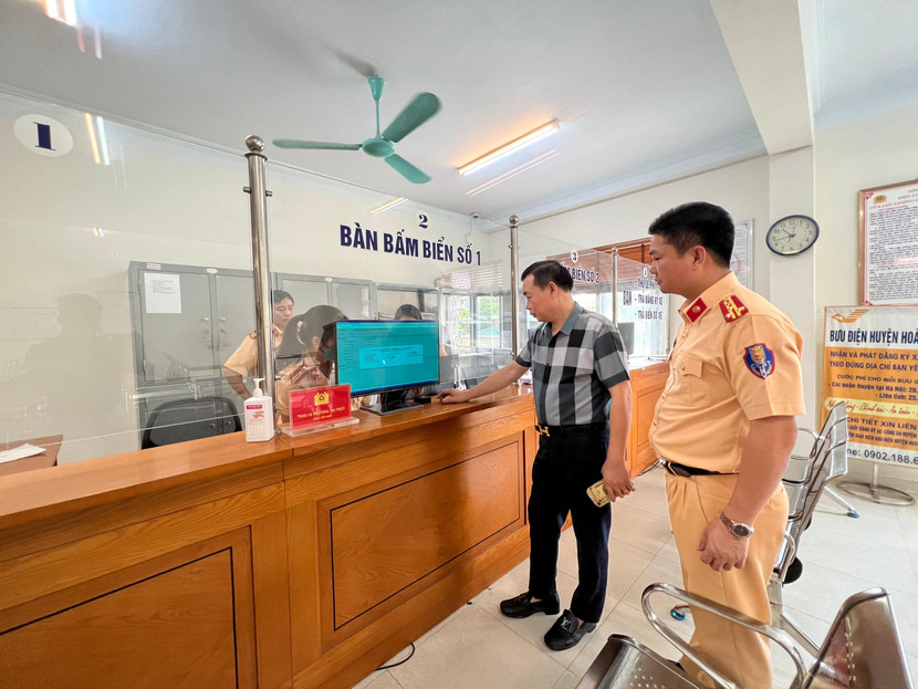 Đại tá Dương Đức Hải - Trưởng phòng CSGT, CATP Hà Nội kiểm tra công tác chuẩn bị đăng ký xe tại Công an huyện Hoài Đức