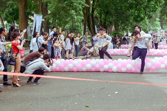 100 cô dâu chú rể náo nức tranh tài...marathon ảnh 7 100 cô dâu chú rể náo nức tranh tài...marathon ảnh 7