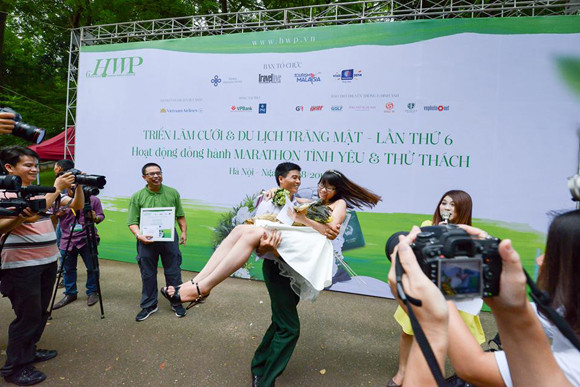 100 cô dâu chú rể náo nức tranh tài...marathon ảnh 9