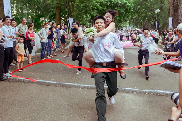 100 cô dâu chú rể náo nức tranh tài...marathon ảnh 8