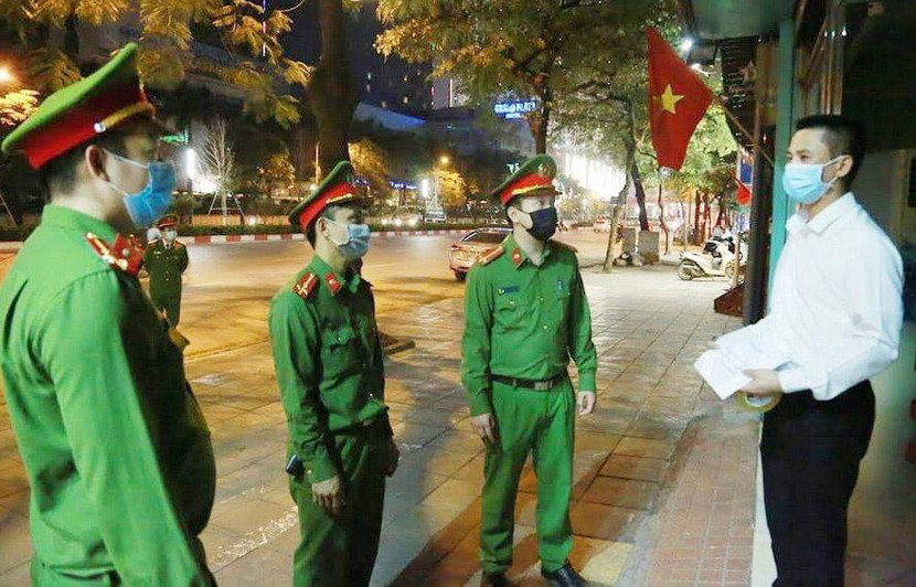 Công an Hà Nội nhắc nhở một người dân thực hiện quy định phòng chống dịch Covid-19 trong quá trình tuần tra đêm