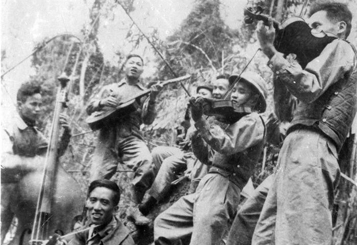 Các nhạc sĩ đang biểu diễn trong thời kỳ kháng chiến chống Pháp