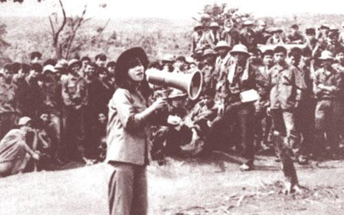 NSND Thanh Hoa hát cho bộ đội nghe tại mặt trận Đường 9 - Khe Sanh