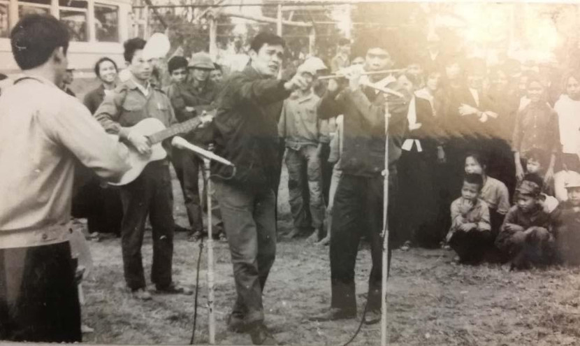 Nghệ sĩ Mạnh Hà (giữa) trong chương trình biểu diễn khi còn trẻ (Ảnh tư liệu gia đình)