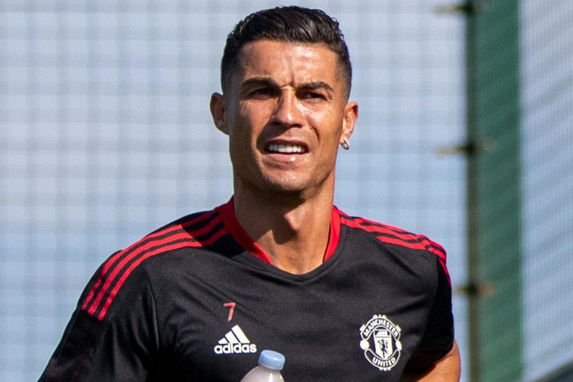 7. Cristiano Ronaldo. Sau 12 năm xa cách để phụng sự Real Madrid và Juventus, Ronaldo vừa được M.U đưa trở lại Old Trafford với hợp đồng 2 năm, có điều khoản gia hạn thêm 1 năm. Ở tuổi 36, dù đã qua đỉnh cao, Ronaldo vẫn cho thấy khát khao chiến thắng khi trở lại mái nhà xưa, nơi anh từng giành nhiều vinh quang trong quãng đầu sự nghiệp (2003-2009).