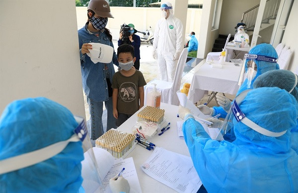 Lấy mẫu xét nghiệm sàng lọc Covid-19 cho người dân Hà Nội