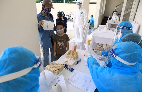 Lấy mẫu xét nghiệm sàng lọc Covid-19 cho người dân Hà Nội