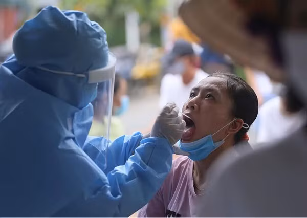 Một trong những bài học chống dịch hiệu quả là công suất xét nghiệm được nâng lên rất nhanh