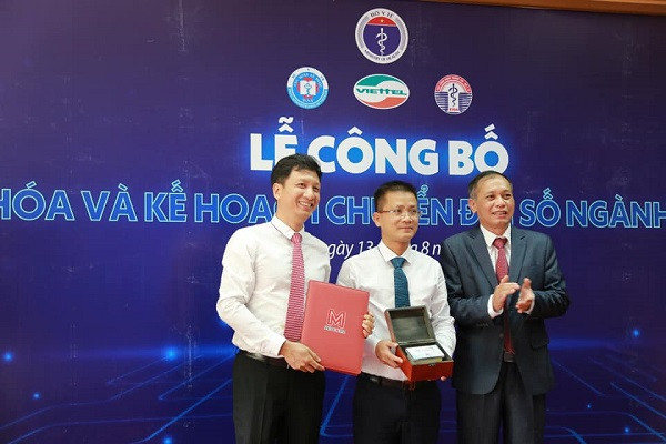 Bàn giao phần mềm khởi tạo mã định danh thuốc tại buổi lễ