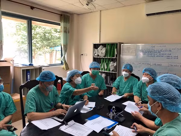 Các chuyên gia y tế hàng đầu được điều động về Đà Nẵng cùng hội chẩn điều trị ca bệnh Covid-19 nặng