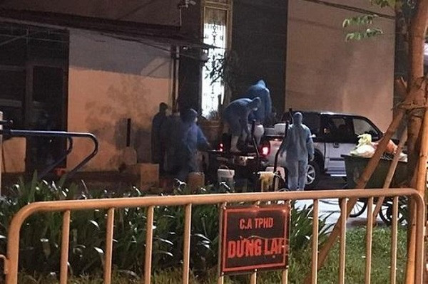 Lực lượng chức năng phun khử khuẩn khu vực liên quan đến bệnh nhân Covid-19 ở Hải Dương