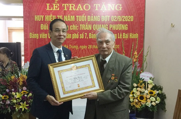 Phó Bí thư Thành ủy Đào Đức Toàn trao Huy hiệu 75 năm tuổi Đảng cho đồng chí Trần Quang Phương