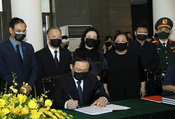 Bí thư Thành ủy Hà Nội Vương Đình Huệ ghi sổ tang Bí thư Thành ủy Hà Nội Vương Đình Huệ ghi sổ tang