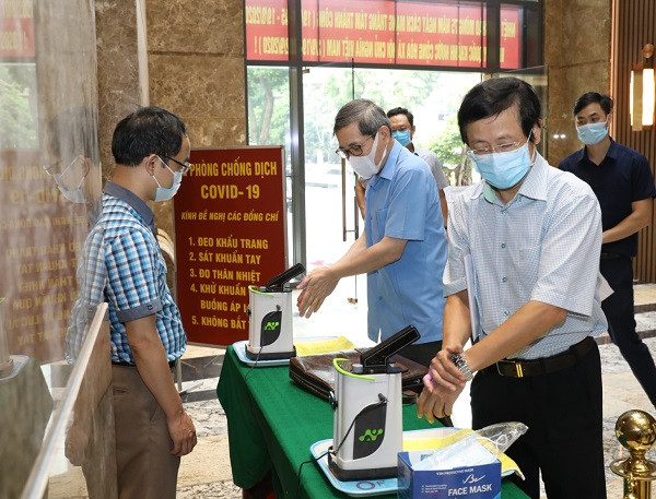 Các đại biểu rửa tay sát khuẩn phòng Covid-19 trước khi vào hội nghị