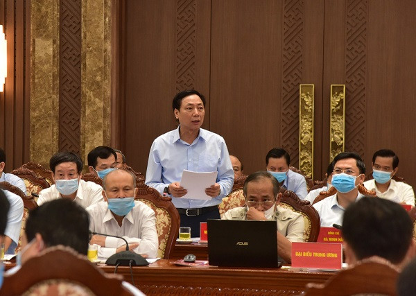 Bí thư Quận ủy Hai Bà Trưng Nguyễn Văn Nam góp ý tại hội nghị