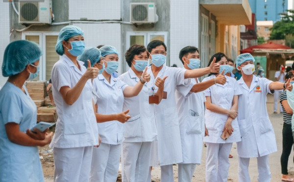 Khoảnh khắc y bác sĩ Bệnh viện E vui mừng khi bệnh viện được dỡ phong tỏa Khoảnh khắc y bác sĩ Bệnh viện E vui mừng khi bệnh viện được dỡ phong tỏa