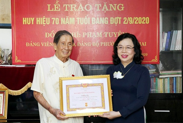 Phó Bí thư Thường trực Thành ủy Ngô Thị Thanh Hằng trao Huy hiệu 70 năm tuổi Đảng cho Nhạc sỹ Phạm Tuyên Phó Bí thư Thường trực Thành ủy Ngô Thị Thanh Hằng trao Huy hiệu 70 năm tuổi Đảng cho Nhạc sỹ Phạm Tuyên