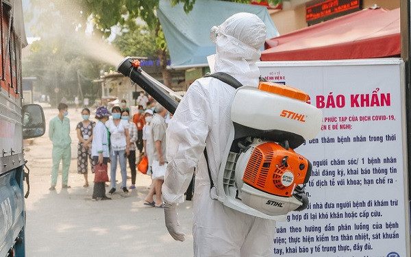 Cán bộ y tế phun khử khuẩn môi trường tại một địa điểm liên quan đến bệnh nhân Covid-19